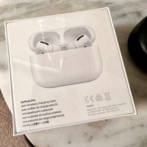 Apple AirPods Pro with Wireless Charging Case (2nd gen)